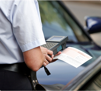 Inspecteur entrain de mettre une amende